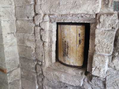 Di solito realizzata in legno, la ruota consisteva in una specie di bussola girevole di forma cilindrica inserita perpendicolarmente in una parete